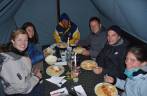 Hora do jantar na barraca-restaurante do nosso segundo acampamento no trekking Santa Cruz, na Cordillera Blanca, região de Huaraz, no Peru